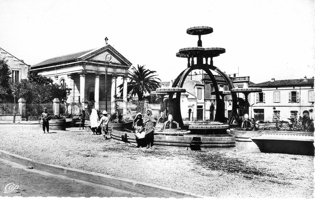 Blida Place Ricci et les fontaines 1956.jpg